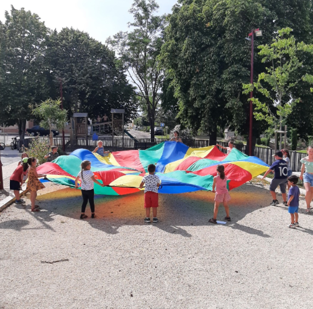 Enfants du Clae jouant dans la cour